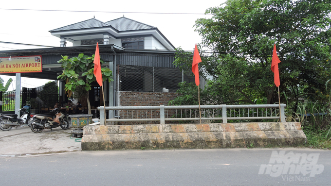Gia đình ông Trần Văn Dũng tại xóm Soi, xã Ký Phú đã xây dựng công trình lấn chiếm gần hết dòng suối Bến. Ảnh: Toán Nguyễn.