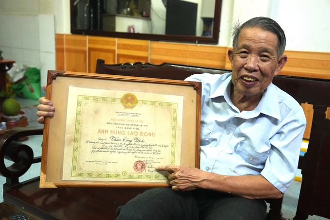 Năm 1985, ông Khởi là người công nhân duy nhất được trao danh hiệu Anh hùng Lao động ngay tại công trường. Ảnh: Hồng Thuỷ.