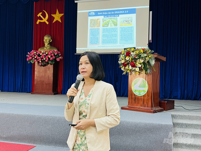 Than Thi Hien, Deputy Director of MCD highly appreciated the cooperation of partners in Ca Mau province and members of Tri Luc cooperative on shrimp-rice model. Photo: Trong Linh.