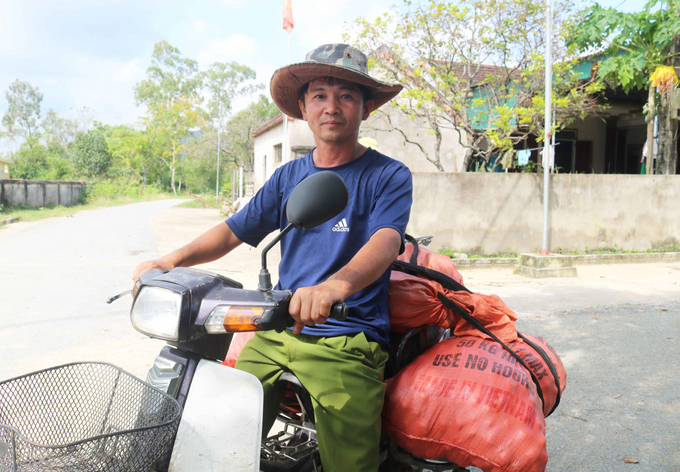 Người dân địa phương dùng xe máy chở hồng xuống núi và đi nhập cho các điểm thu mua. Ảnh: Huy Thư