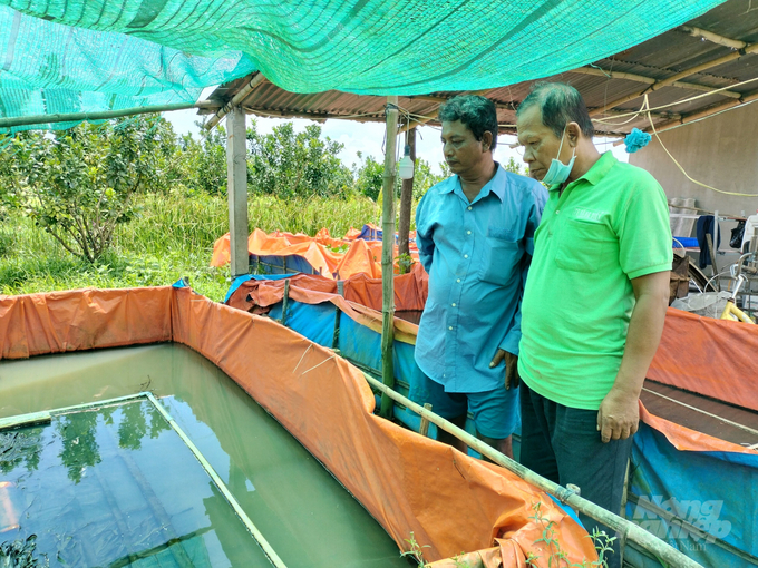 Nông dân Thạch Xa (trái) được biết đến là một trong những gương điển hình ở địa phương về tích cực sản xuất, chí thú làm ăn. Ảnh: Minh Đảm.