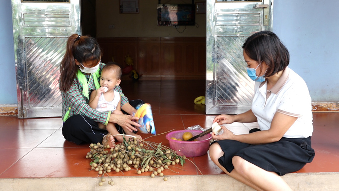 Cán bộ tuyên truyền, nâng cao nhận thức của người dân về dinh dưỡng cho trẻ. Ảnh: Nguyễn Thành.