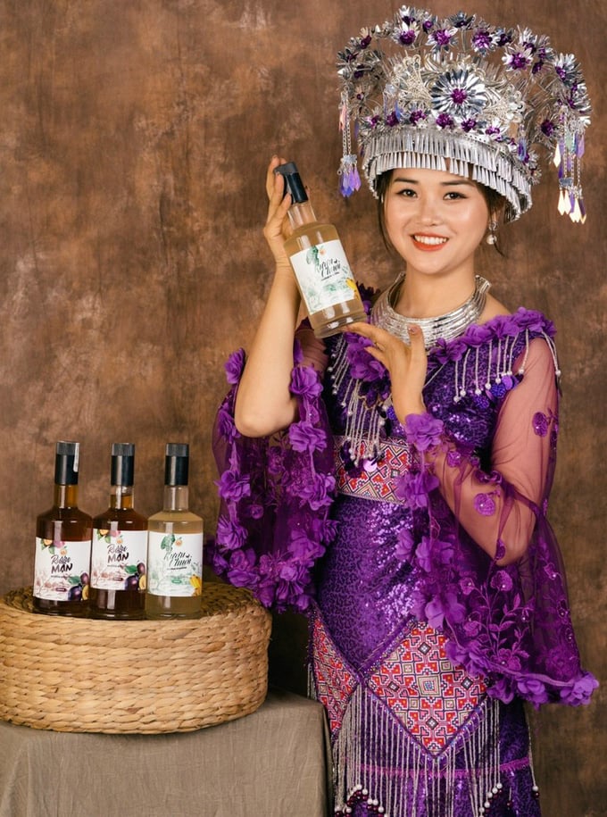 Ma Thị Chú giới thiệu sản phẩm được chế biến sâu làm ra rượu chuối, rượu quýt, rượu mận của HTX. Ảnh: Lưu Hòa.
