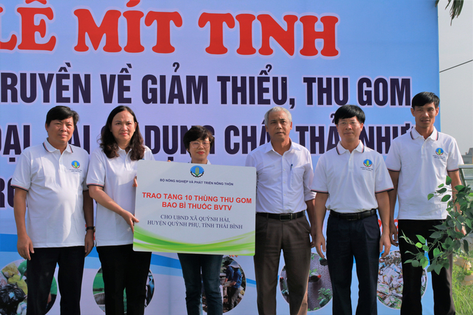 The representative of the Ministry of Agriculture and Rural Development presented the plastic waste collection trash bins to the locality. Photo: Hoang Giang.