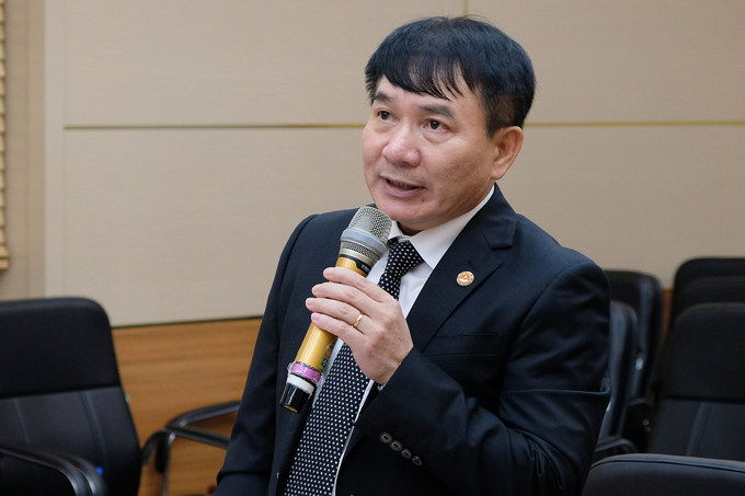 GS.TS. Trần Đình Hòa, Viện trưởng Viện Khoa học Thủy lợi Việt Nam giới thiệu về Viện. Ảnh: Tùng Đinh.