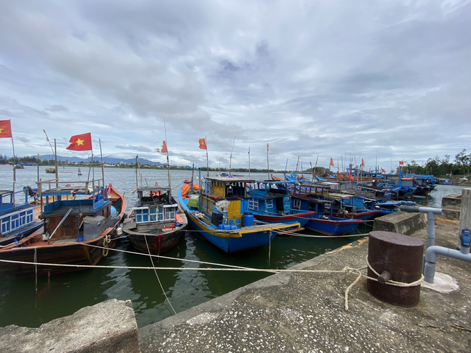 Một số cảng cá ở tỉnh Quảng Ngãi chưa phát huy được hiệu quả do luồng vào cảng cạn, tàu lớn không thể vào neo đậu. Ảnh: L.K.