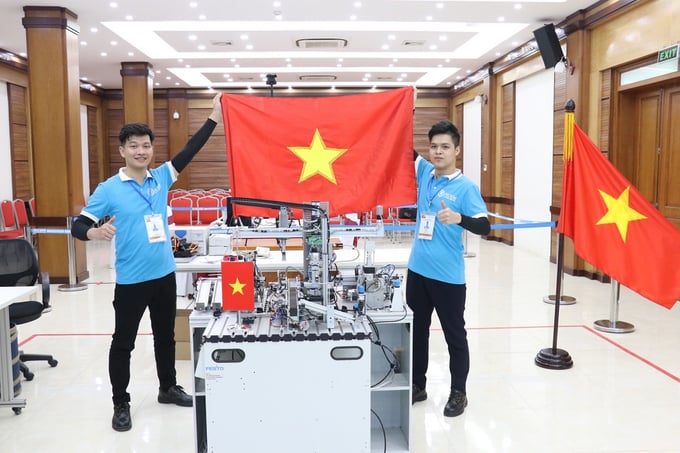 Hanoi College of Electromechanics actively signs contracts with foreign enterprises to send students to practice and commits to training human resources for enterprises. Photo: HCEM.