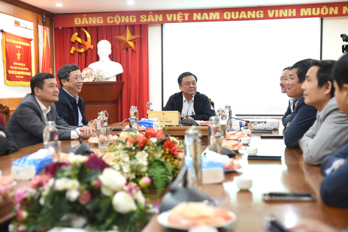 Bộ trưởng Bộ NN-PTNT Lê Minh Hoan chúc mừng Báo Nông nghiệp Việt Nam nhân kỷ niệm 77 năm thành lập. Ảnh: Tùng Đinh.