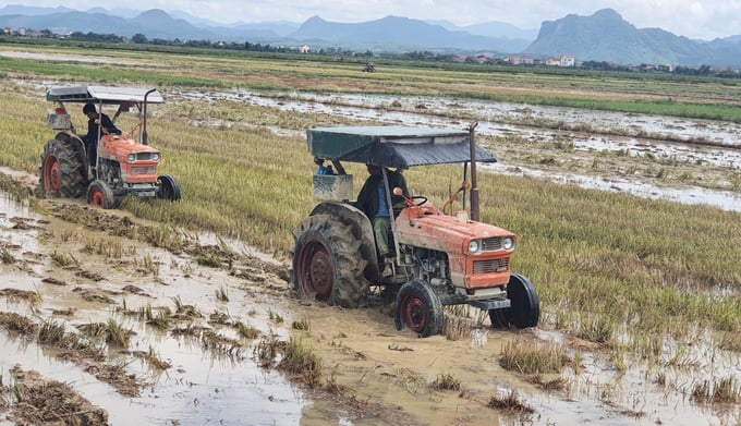 Nhiều địa phương ở Quảng Bình đã cơ giới hóa khâu làm đất toàn bộ diện tích sản xuất. Ảnh”: T.P