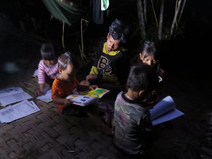 Trẻ em theo cha mẹ vào rừng ê a học chữ. Ảnh: Thanh Kỳ.