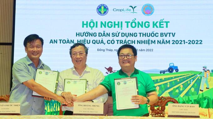 Từ trái sang: Ông Nguyễn Phước Thiện, Giám đốc Sở NN-PTNT Đồng Tháp, ông Hoàng Trung, Cục trưởng Cục BVTV và ông Đặng Ngọc Bảo, Chủ tịch Hiệp hội CropLife Việt Nam ký kết Kế hoạch hợp tác năm 2023. Ảnh: Lê Hoàng Vũ.