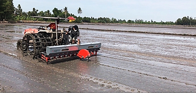 Bộ phận sạ lúa theo cụm kết nối trên máy cày