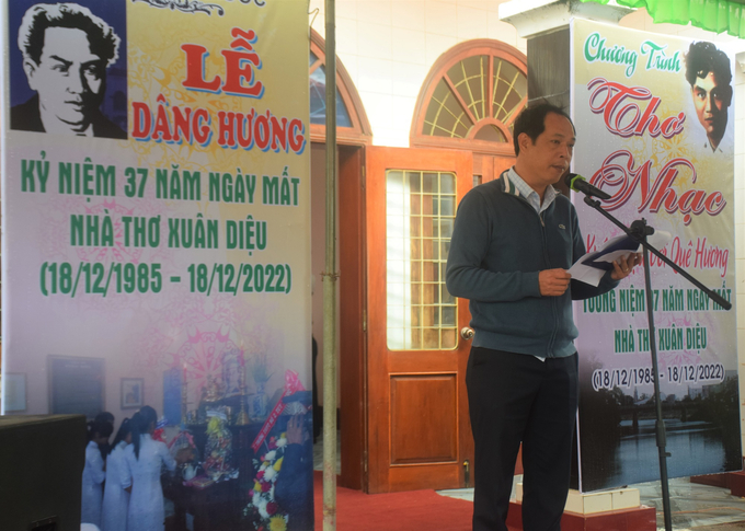 Ông Nguyễn Hùng Tân, Phó Chủ tịch UBND huyện Tuy Phước (Bình Định) phát biểu tai lễ giỗ nhà thơ Xuân Diệu. Ảnh: V.Đ.T.