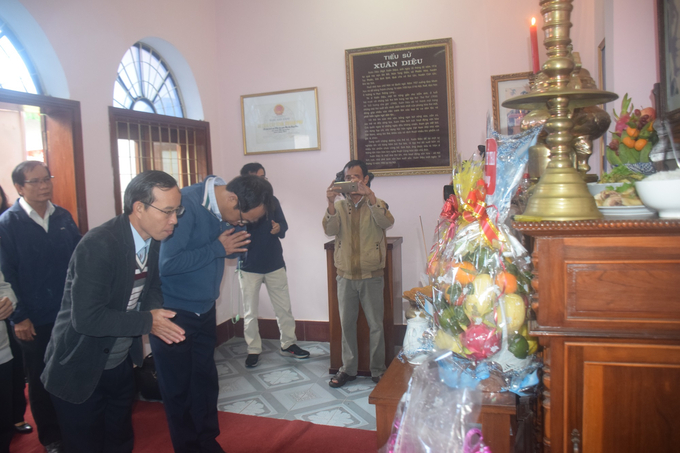 Lãnh đạo Sở VH-TT tỉnh Bình Định và lãnh đạo UBND huyện Tuy Phước thắp hương trước bàn thờ nhà thơ Xuân Diệu.