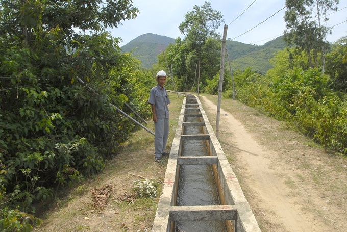 Hiện nay, Bình Định đã bê tông hóa hơn 2.300km kênh mương, đảm bảo tưới tiêu cho khoảng 88.000 ha diện tích sản xuất nông nghiệp. Ảnh: V.Đ.T.