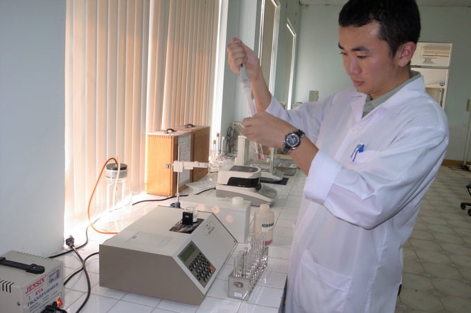 An employee of the Viet Nhat Fertilizer Company analyzes soil samples.  Photo: NMDCC.