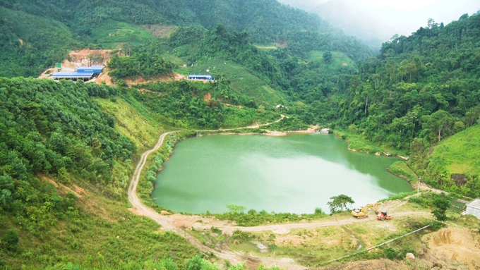 Hồ điều hòa thuộc dự án chế biến khoáng sản của Công ty TNHH Ngọc Linh nơi xảy ra vụ sạt lở lấp ruộng của người dân thôn Bản Diếu. Ảnh Ngọc Tú.