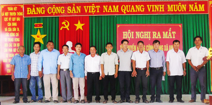 Các thành viên trong Tổ Khuyến nông cộng đồng xã An Hải, huyện Ninh Phước trong buổi lễ ra mắt. Ảnh: Xuân Hào.    