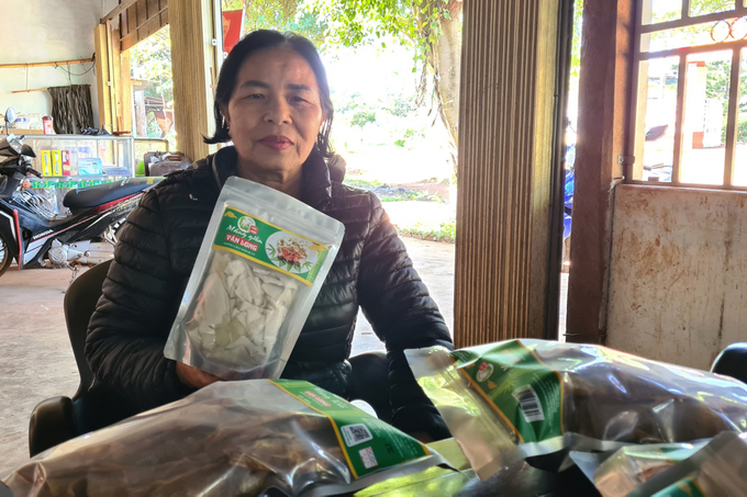 Ms. Ho Thi Van introduced the company's products made from bamboo shoots