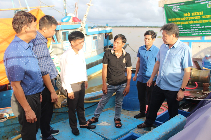 Ông Lê Quốc Thanh (ngoài cùng bên phải), giám đốc Trung tâm Khuyến nông Quốc gia thăm tàu cá áp dụng công nghệ bảo quản mới trên tàu cá.