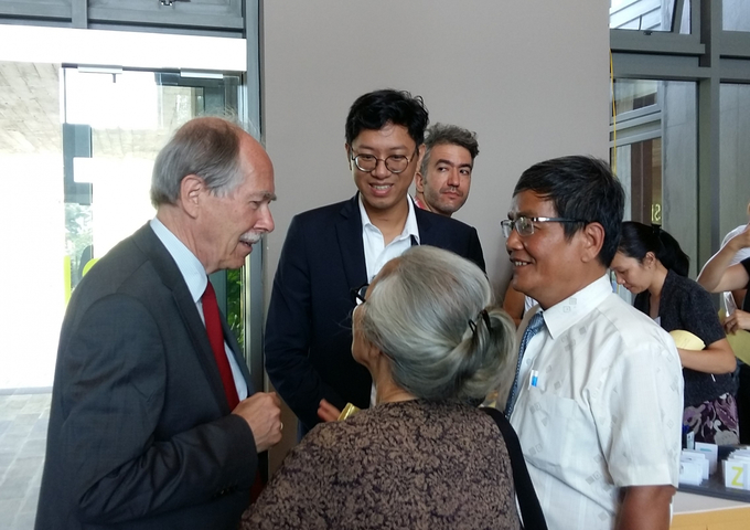 GS Gerard ’t Hoof - Nobel Vật lý - trò chuyện bên hành lang hội nghị (1)