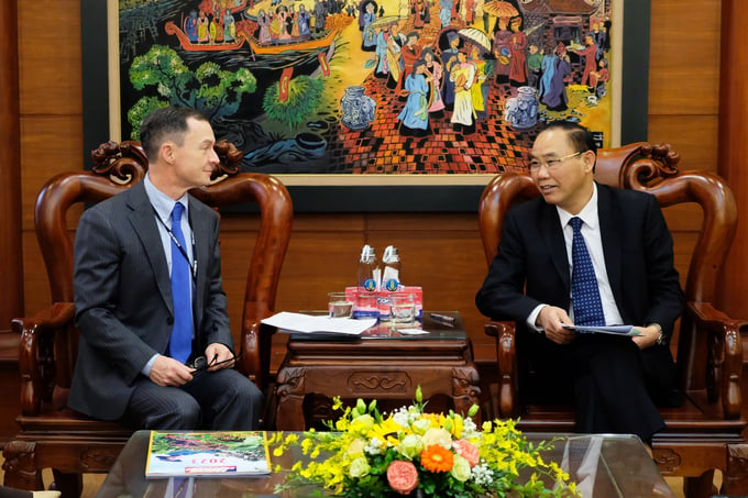 Deputy Minister of Agriculture and Rural Development Phung Duc Tien and Agricultural Counselor of the US Embassy Ralph Bean had a working session on January 4. Photo: Tung Dinh.