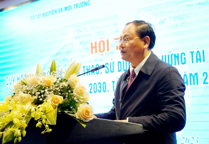 Thứ trưởng Bộ TN-MT Lê Minh Ngân phát biểu tại hội thảo.