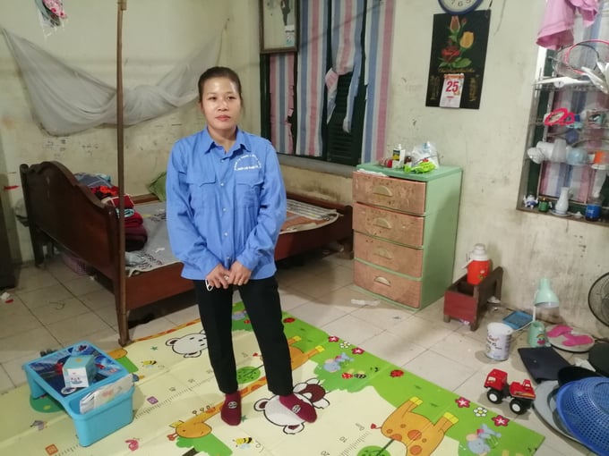 10 năm qua, vợ chồng chị Vinh cùng 3 đứa con phải sống nhờ căn phòng vỏn vẹn 15m2 của trạm bơm Xuân Phú. Ảnh: Trung Quân. 