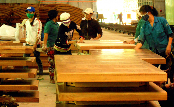 Nhiều doanh nghiệp ngành gỗ ở Bình Định chỉ còn đơn hàng sản xuất đến hết năm 2022, năm 2023 chưa nhận được đơn hàng mới. Ảnh: V.Đ.T.