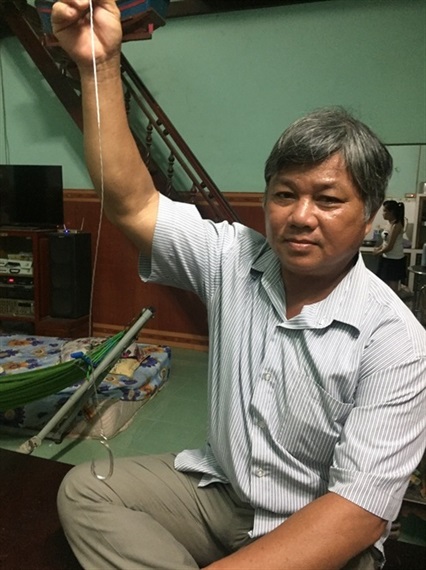 Ngư dân Nguyễn Văn Lý kể chuyện từ nghề câu cá nhám chuyển sang câu cá ngừ đại dương. Ảnh: V.Đ.T.