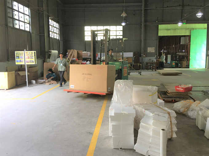 Do chuỗi logictcs bị đứt gãy nên giá nguyên vật liệu ngành gỗ tăng cao càng gây khó cho các doanh nghiệp đồ gỗ ở Bình Định. Ảnh: V.Đ.T.