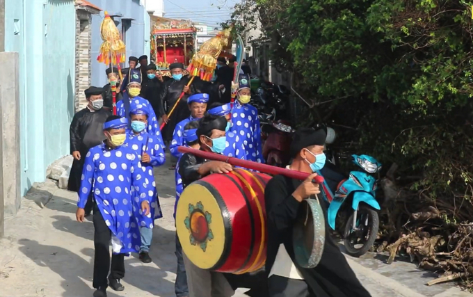 Hàng năm, tại các làng trên đảo diễn ra rất nhiều lễ hội  như Lễ giao phiên kỵ Thầy Nại, Lễ cầu ngư, Lễ tế thu; lễ xuân cầu thu tế tại các đình, chùa, đền, lăng, vạn vào tháng giêng, tháng hai, tháng bảy, tháng tám. Trong ảnh: Lễ rước cờ của làng Thương Hải, xã Ngũ Phụng. Ành: Phúc Lập.