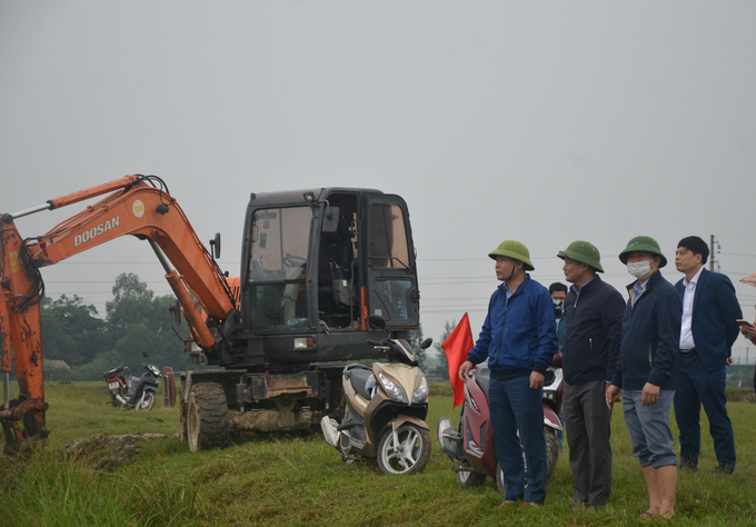 Ông Nguyễn Văn Sáu, Phó Chủ tịch UBND huyện Thạch Hà (ngoài cùng bên trái) là người trực tiếp 