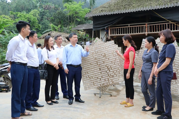 Ông Nguyễn Thành Lê phó chủ tịch UBND huyện Trấn Yên thăm mô hình nuôi tằm của người dân xã Hồng Ca