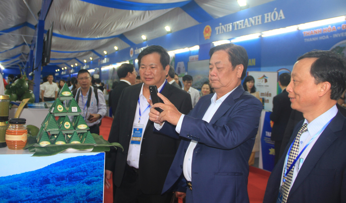 Bộ trưởng Bộ NN-PTNT Lê Minh Hoan tham quan khu gian hàng trưng bày nông sản của các tỉnh trong khu vực tại Hội nghị Triển khai Chương trình hành động của Chính phủ thực hiện Nghị quyết số 26-NQ/TW của Bộ Chính trị. Ảnh: Đ.T.