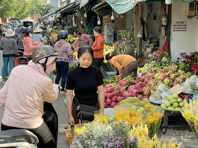 Trái cây, hoa tươi tại các chợ truyền thống dồi dào. Ảnh: Nguyễn Thủy.