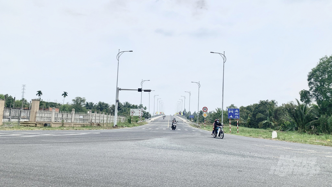 Hệ thống giao thông huyện Phong Điền được đầu tư đồng bộ từ đó kinh tế phát triển, đời sống người dân được nâng cao qua các năm. Ảnh: Hồ Thảo.