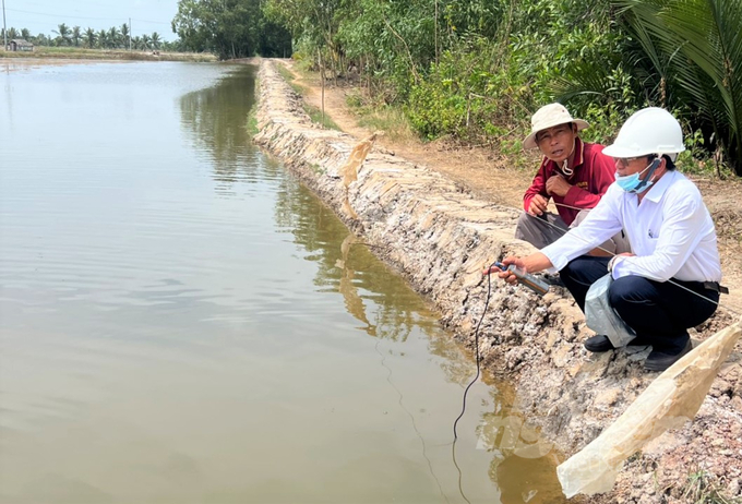 Người nuôi tôm huyện Hồng Dân ngóng nước mặn. Ảnh: Trọng Linh.