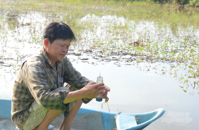 Nông dân vùng U Minh Thượng Kiên Giang đang kiểm tra độ mặn trong vuông tôm trước khi quyết định thả tôm giống. Ảnh: Trung Chánh.