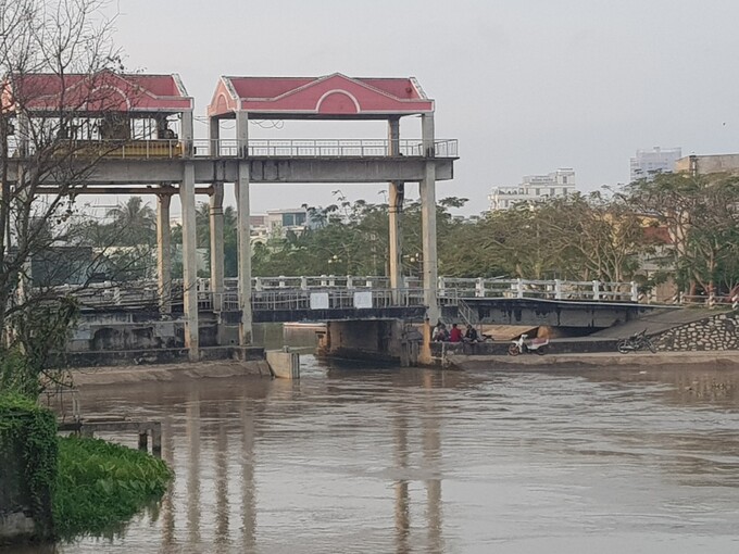 Công ty Khai thác công trình thuỷ lợi các địa phương đàn tích cực vận hành tích nước, trữngọt khi độ mặn giảm dưới 1‰. Ảnh: Minh Đảm.