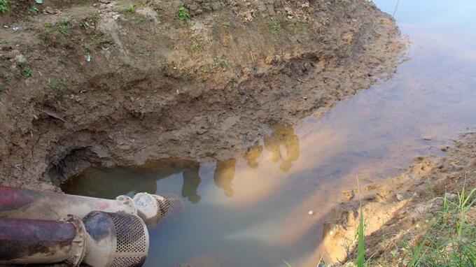Mực nước trên sông Lam cạn đã khiến việc lấy nước gieo cấy vụ xuân năm nay cục bộ ở một số địa phương tại Nghệ An gặp khó khăn.