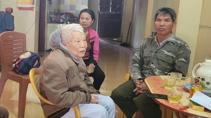 Nhiều người dân tại thị trấn Quý Lộc chờ đợi kết luận chính thức từ cơ quan có thẩm quyền. Ảnh: Quốc Toản.