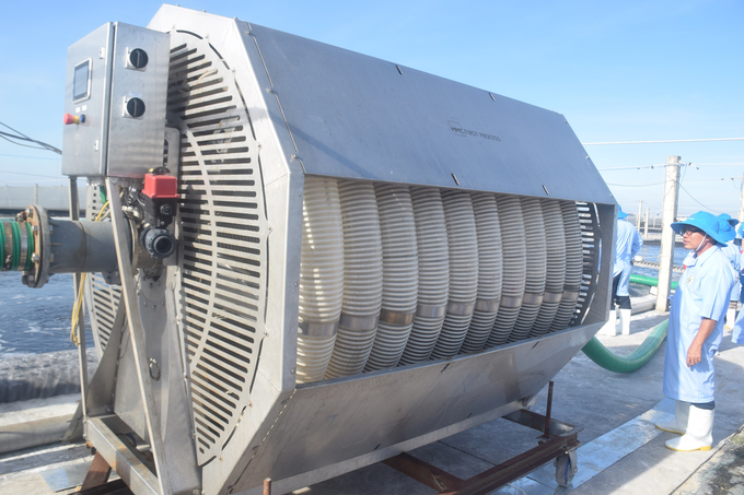 Thiết bị vận chuyển tôm bằng thiết bị dùng áp lực hơi kéo nước đưa tôm đi tại khu nhà màng nuôi tôm công nghệ cao của Công ty TNHH Việt Úc-Phù Mỹ. Ảnh: V.Đ.T.