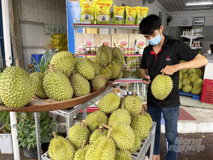Phong Dien Durian sold on the street of Can Tho Market Huu Duc Photo