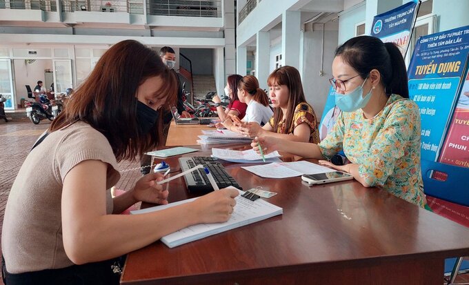 Người lao động đến Trung tâm Dịch vụ việc làm tỉnh Đắk Lắk tìm kiếm công việc sau Tết. Ảnh: PV.