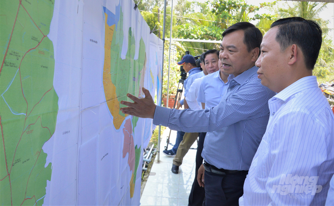 Thứ trưởng Bộ NN-PTNT Nguyễn Hoàng Hiệp cùng lãnh đạo ngành nông nghiệp Kiên Giang xem bản đồ xác định vùng phân ranh mặn, ngọt phục vụ sản xuất từ hiệu quả tác động của hệ thống thủy lợi Cái Lớn - Cái Bé. Ảnh: Trung Chánh.