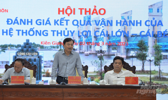 Thứ trưởng Bộ NN-PTNT Nguyễn Hoàng Hiệp chủ trì hội thảo đánh giá kết quả vận hành của hệ thống thủy lợi Cái Lớn – Cái Bé. Ảnh: Trung Chánh.