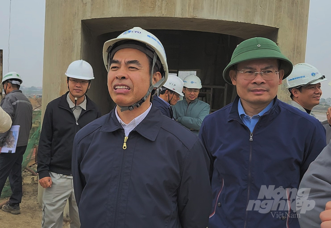 Ông Phạm Đình Văn (đứng trước) - Trưởng ban quản lý Trung ương các dự án thủy lợi (Bộ NN-PTNT) đi kiểm tra thực tế các hạng mục dự án thủy lợi sông Lèn. Ảnh: Quốc Toản.