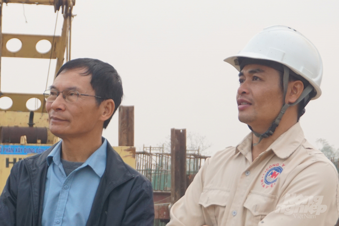Kỹ sư Nguyễn Đình Quỳnh (bên phải), nhà thầu phụ Hòa Hiệp, có thời điểm phải thức trắng đêm để giám sát thi công. Ảnh: Quốc Toản.