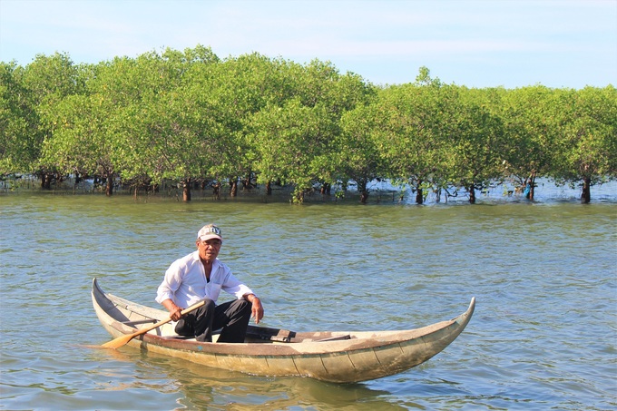 Ông Dương Văn Tường ở xã Phước Thuận (huyện Tuy Phước, Bình Định), kiểm tra ao nuôi thủy sản tổng hợp của mình. Ảnh: V.Đ.T.